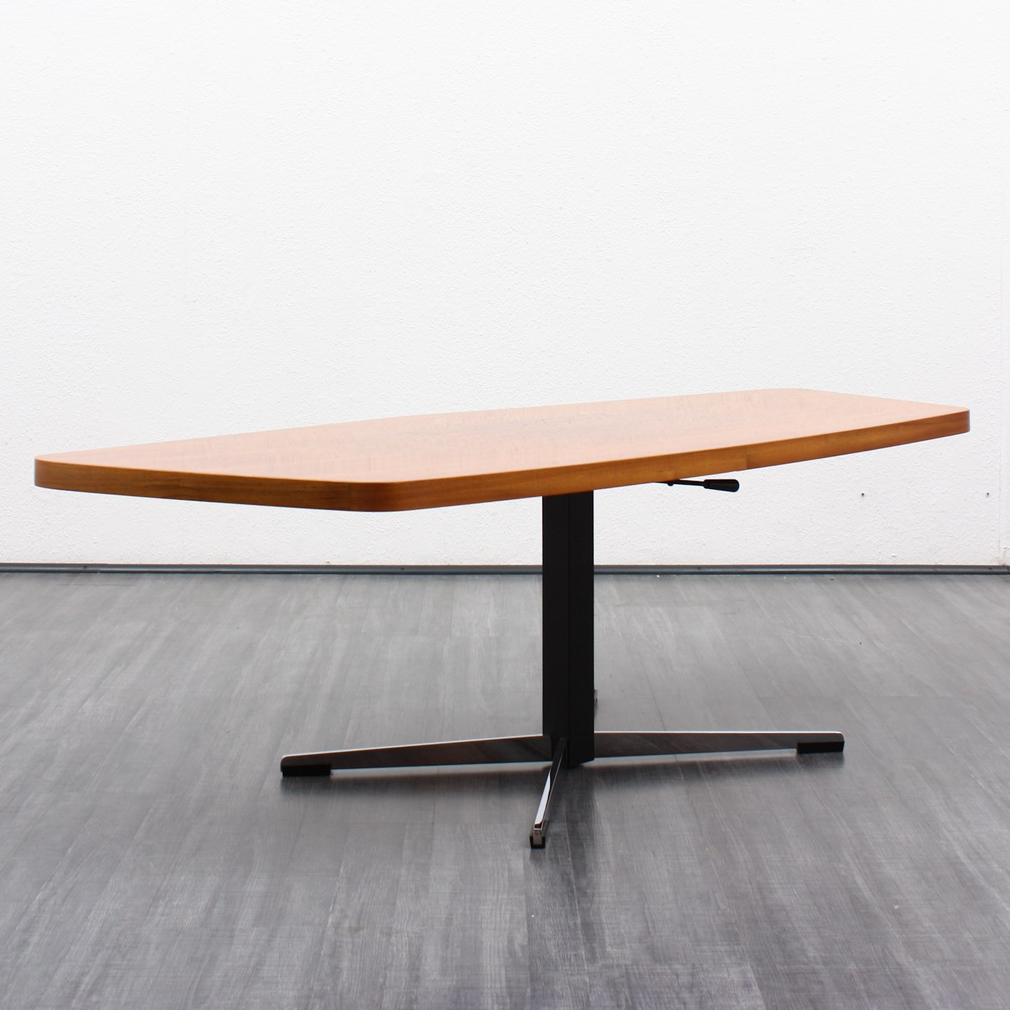 Height adjustable coffee table in walnut - 1960s - Design Market
