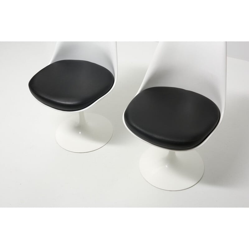 Pair of vintage tulip chairs with black leather cushion by Eero Saarinen for Knoll International 1957