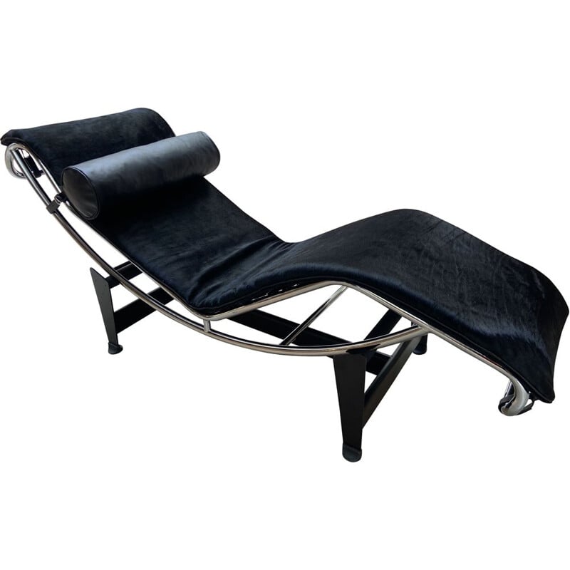 Vintage LC4 lounge chair in black cowhide by Le Corbusier and Charlotte Perriand for Cassina, 2016