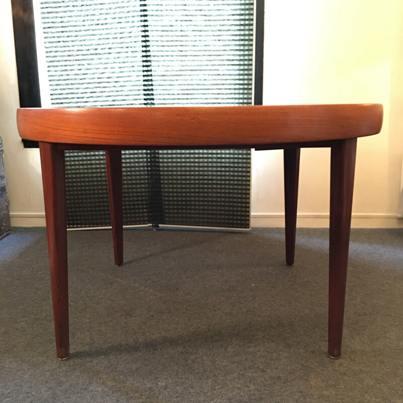 Round Scandinavian extendable table in teak - 1950s