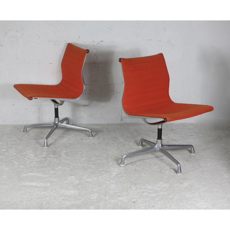 Pair of vintage swivel chairs by Charles and Ray Eamese for Herman Miller, 1970