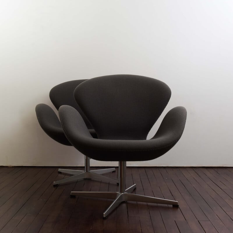 Arne Jacobsen Style Swan Swivel Chair In Grey Fabric 