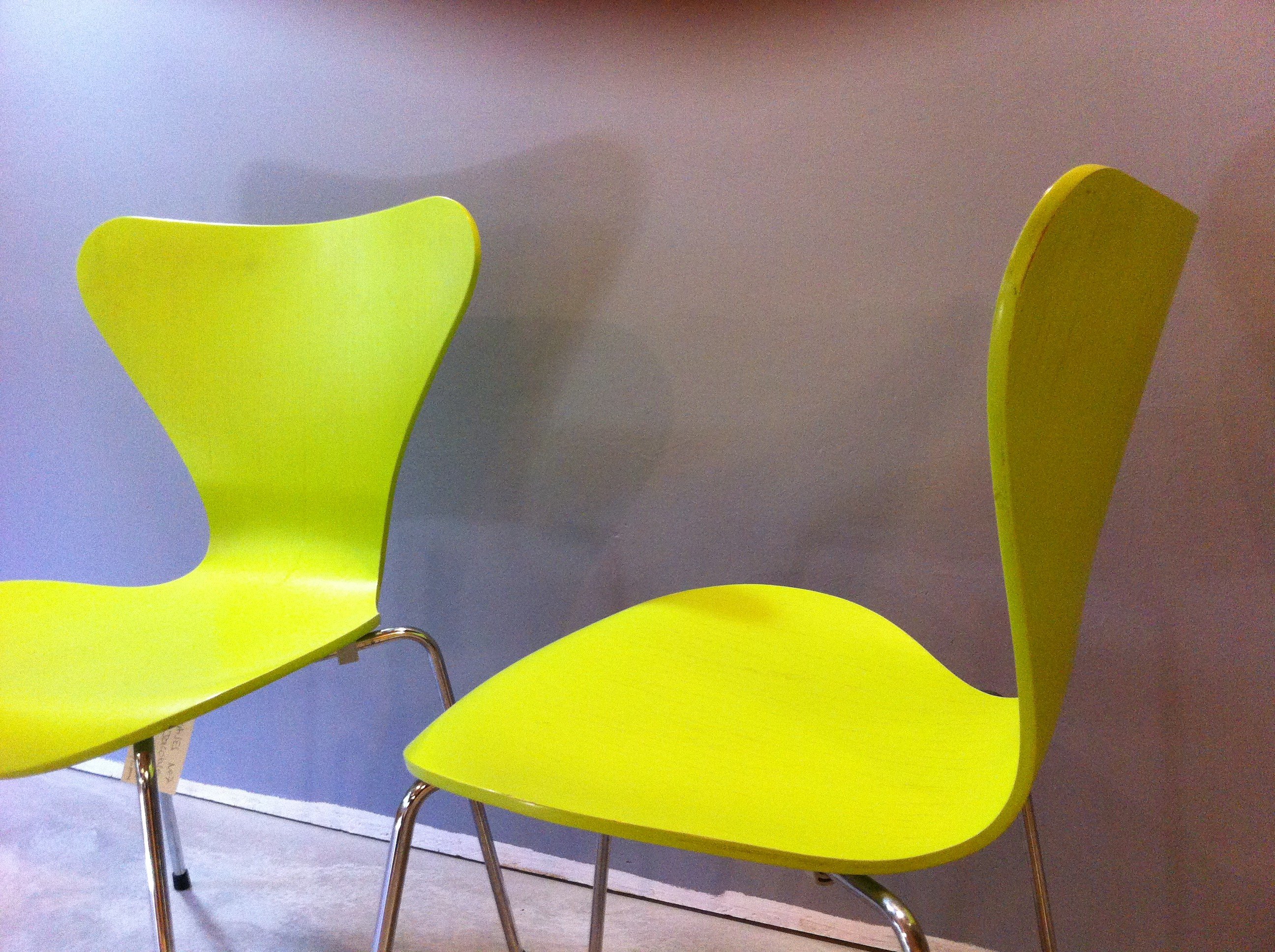 Pair of "Serie 7" green chairs, Arne JACOBSEN 1999