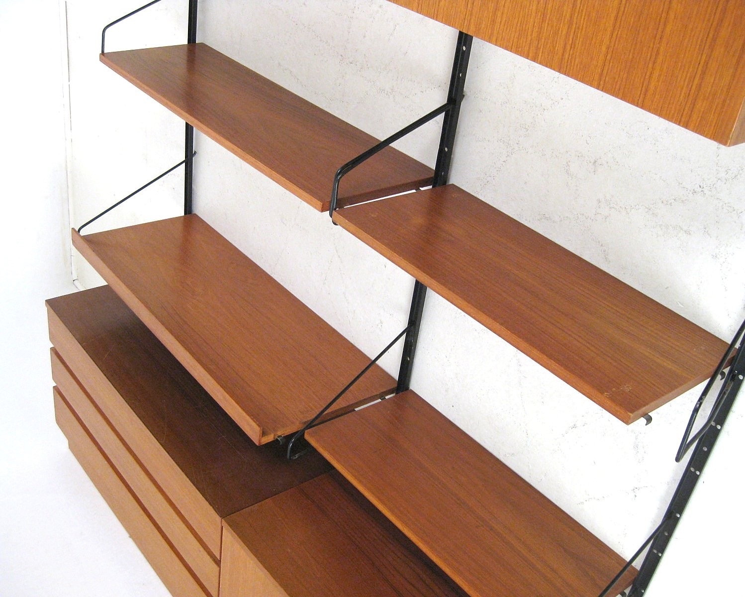 Minimalist Modular Shelf 