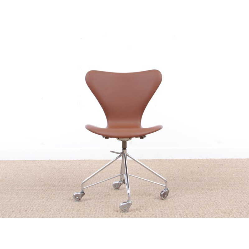 Scandinavian swivel chair in leather by Arne Jacobsen for Fritz Hansen - 1960s