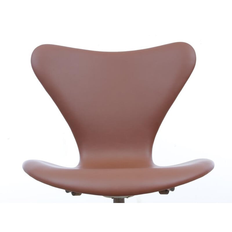 Scandinavian swivel chair in leather by Arne Jacobsen for Fritz Hansen - 1960s