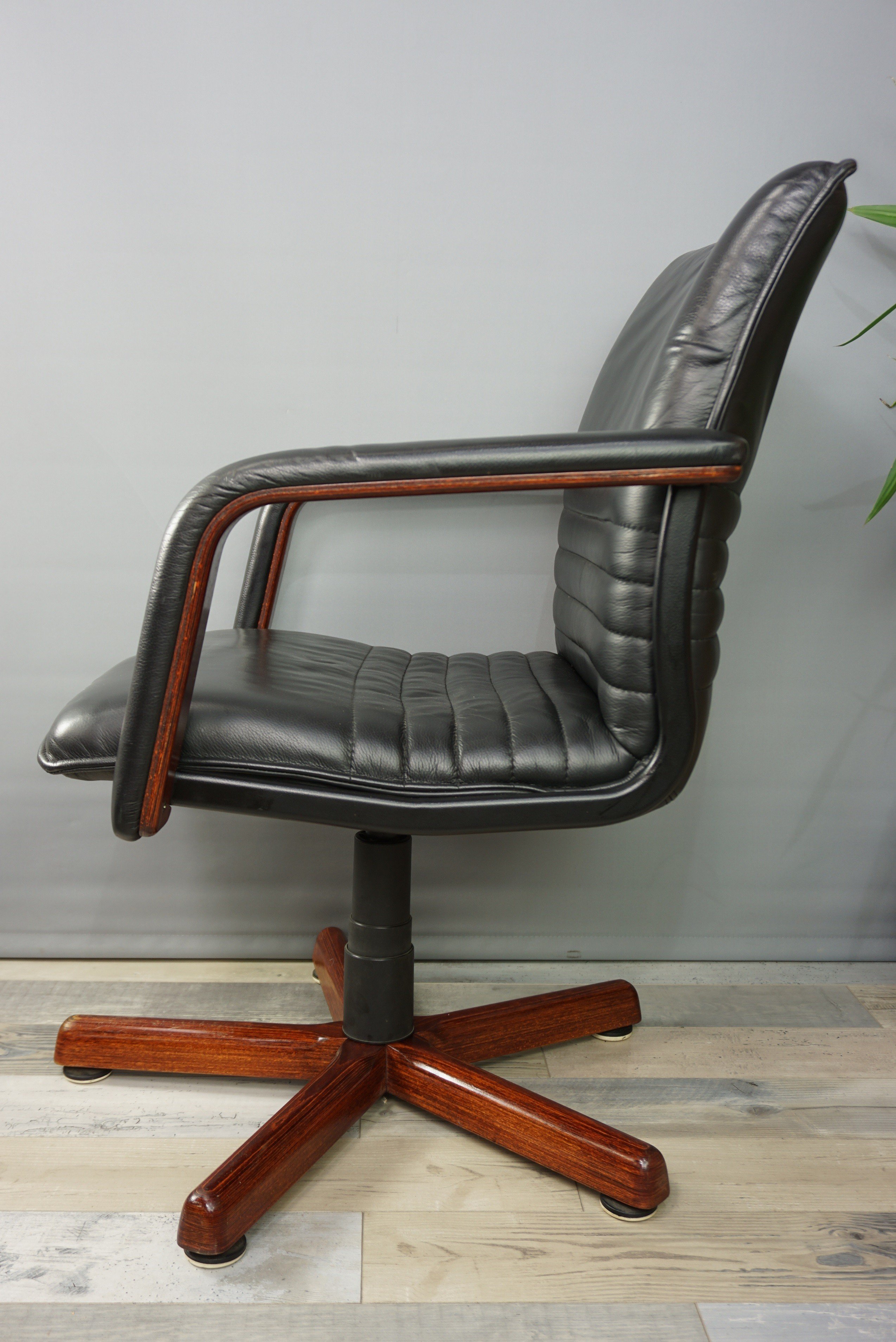 Vintage swivel office chair in wood and leather - 1960s - Design Market