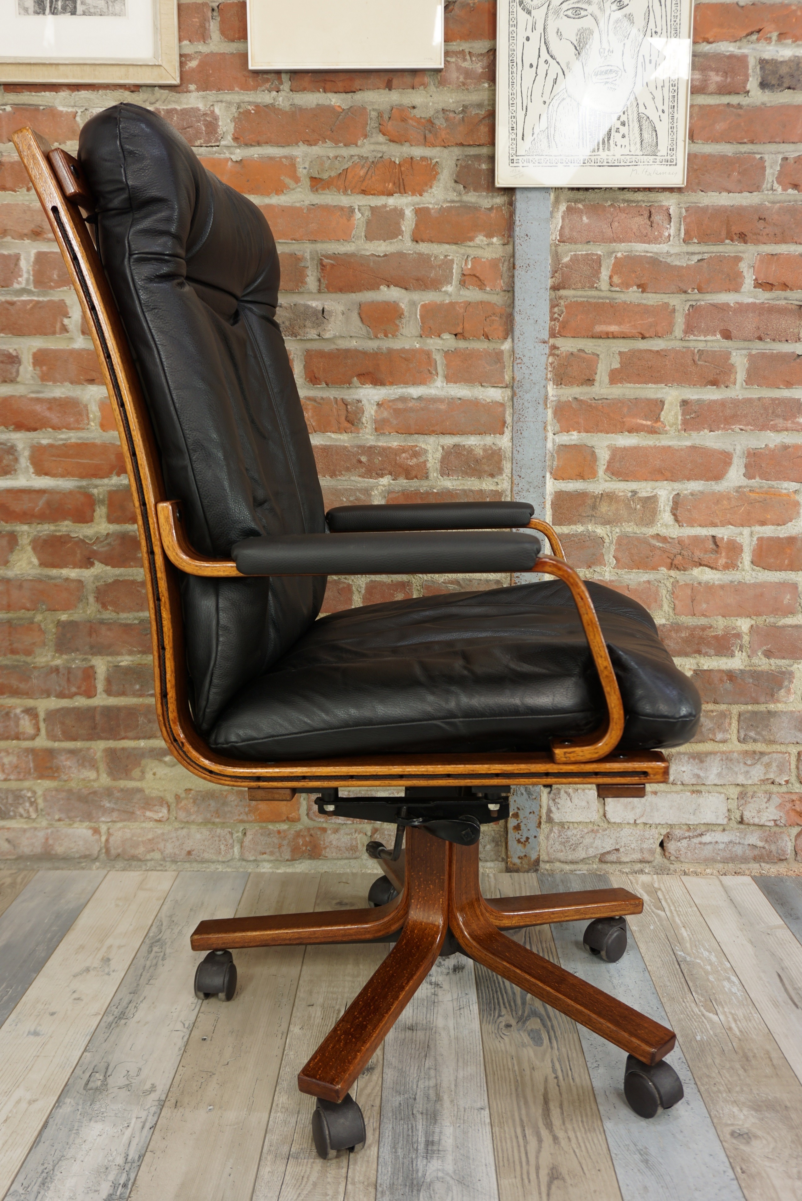 Vintage swivelling office chair in wood and leather