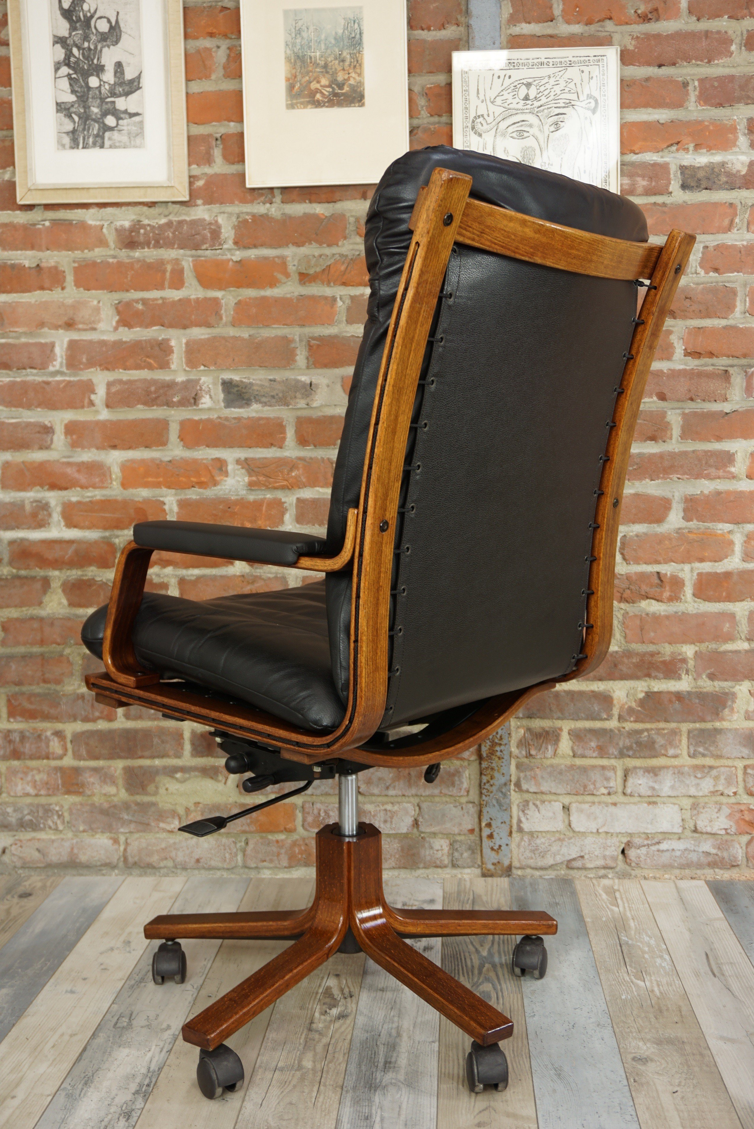 Vintage swivelling office chair in wood and leather - 1970s - Design Market