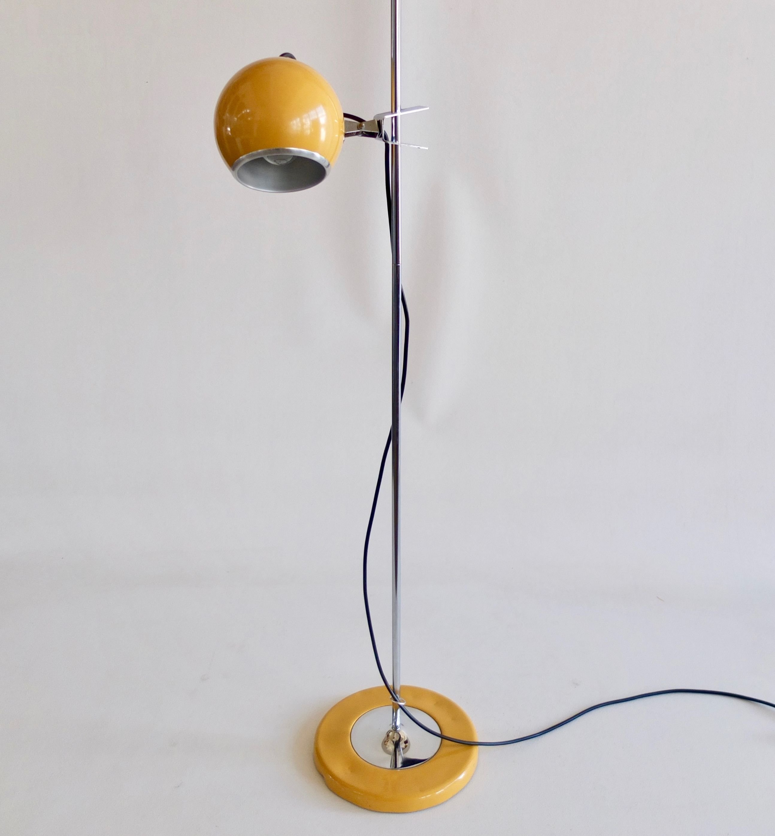 Vintage yellow "eyeball" floor lamp by Targetti Sankey - 1970s - Design