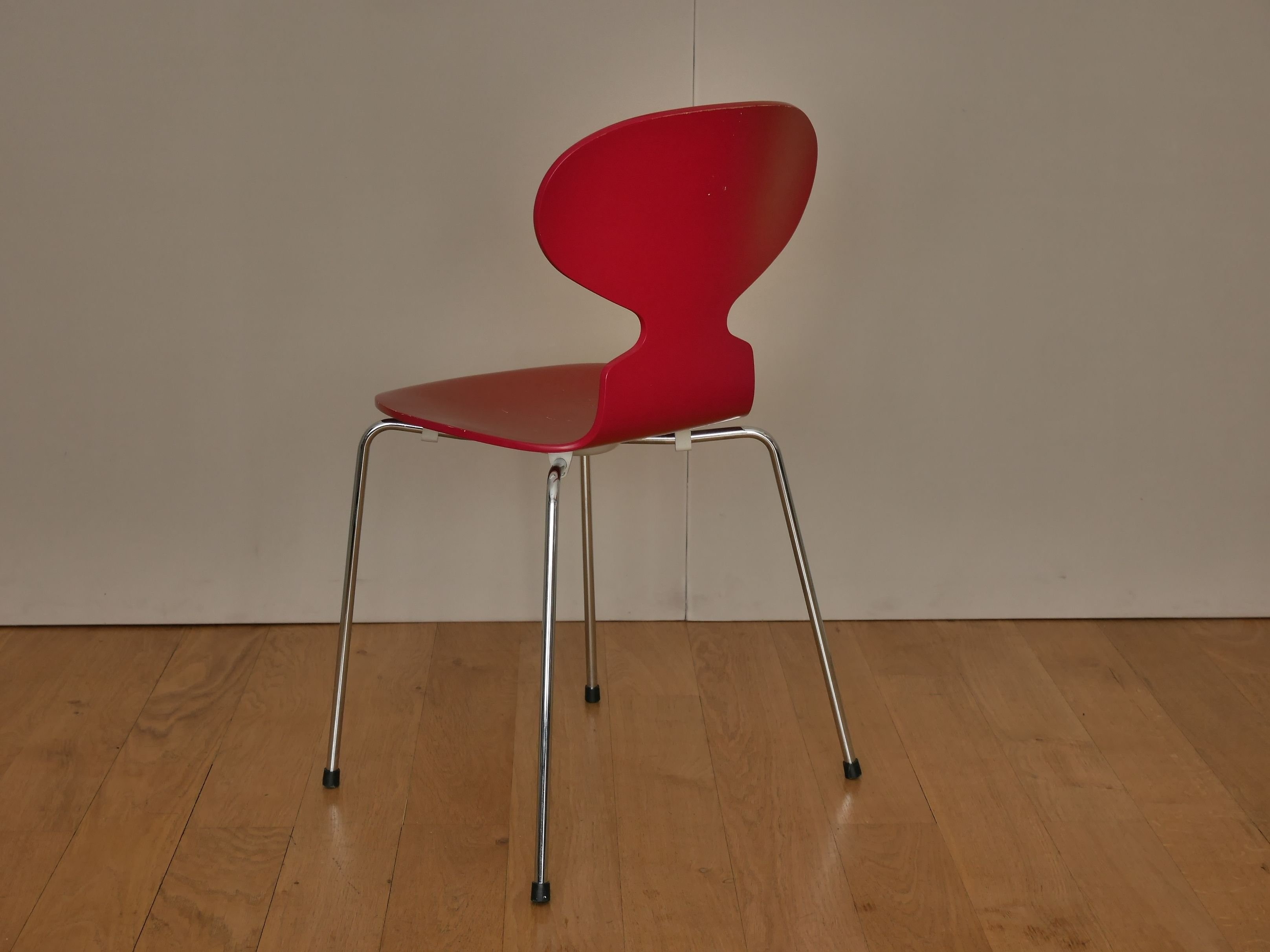 Vintage red "Ant" chair by Arne Jacobsen Design Market