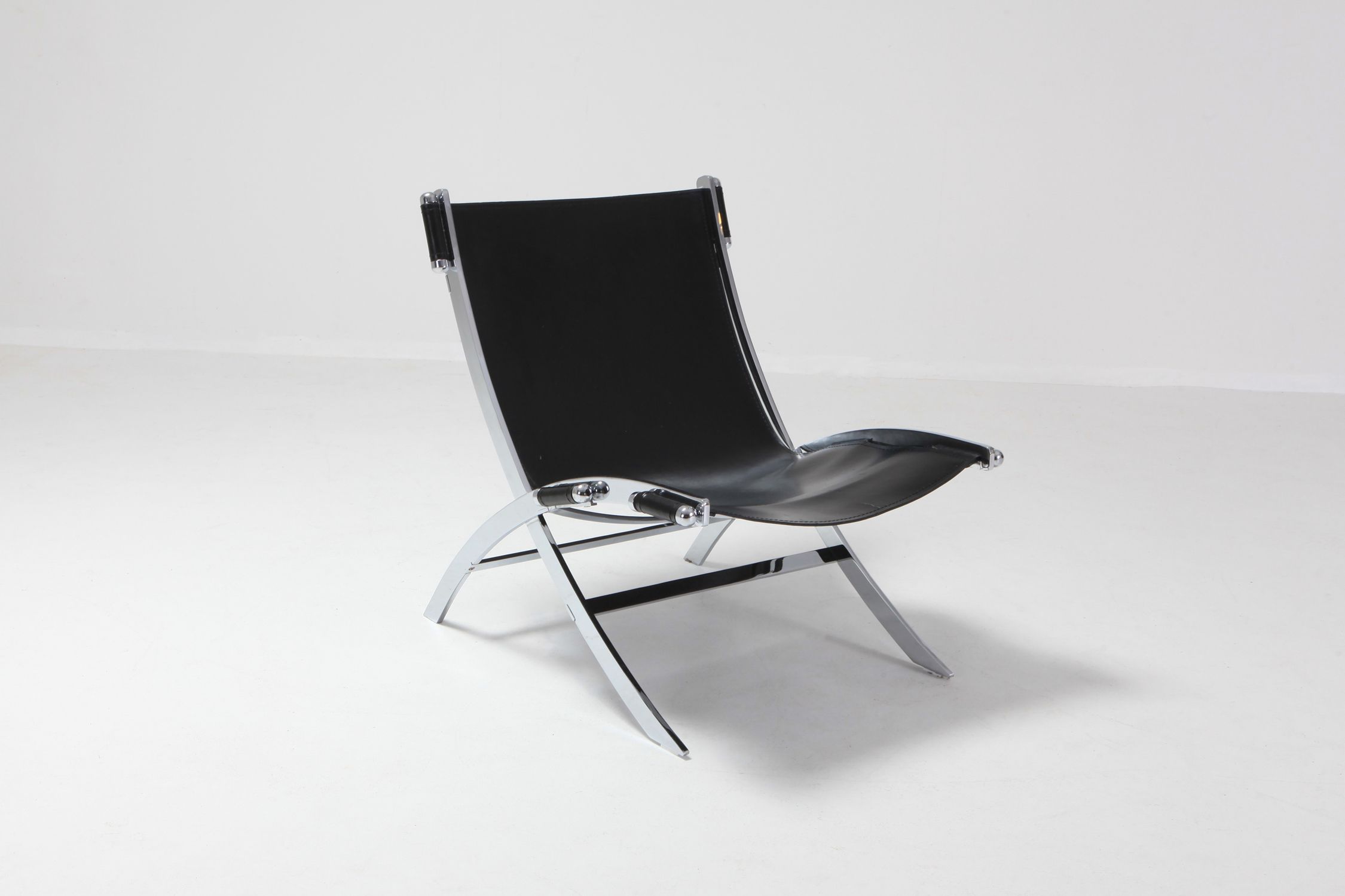 Vintage lounge chair in metal and black leather - Design Market