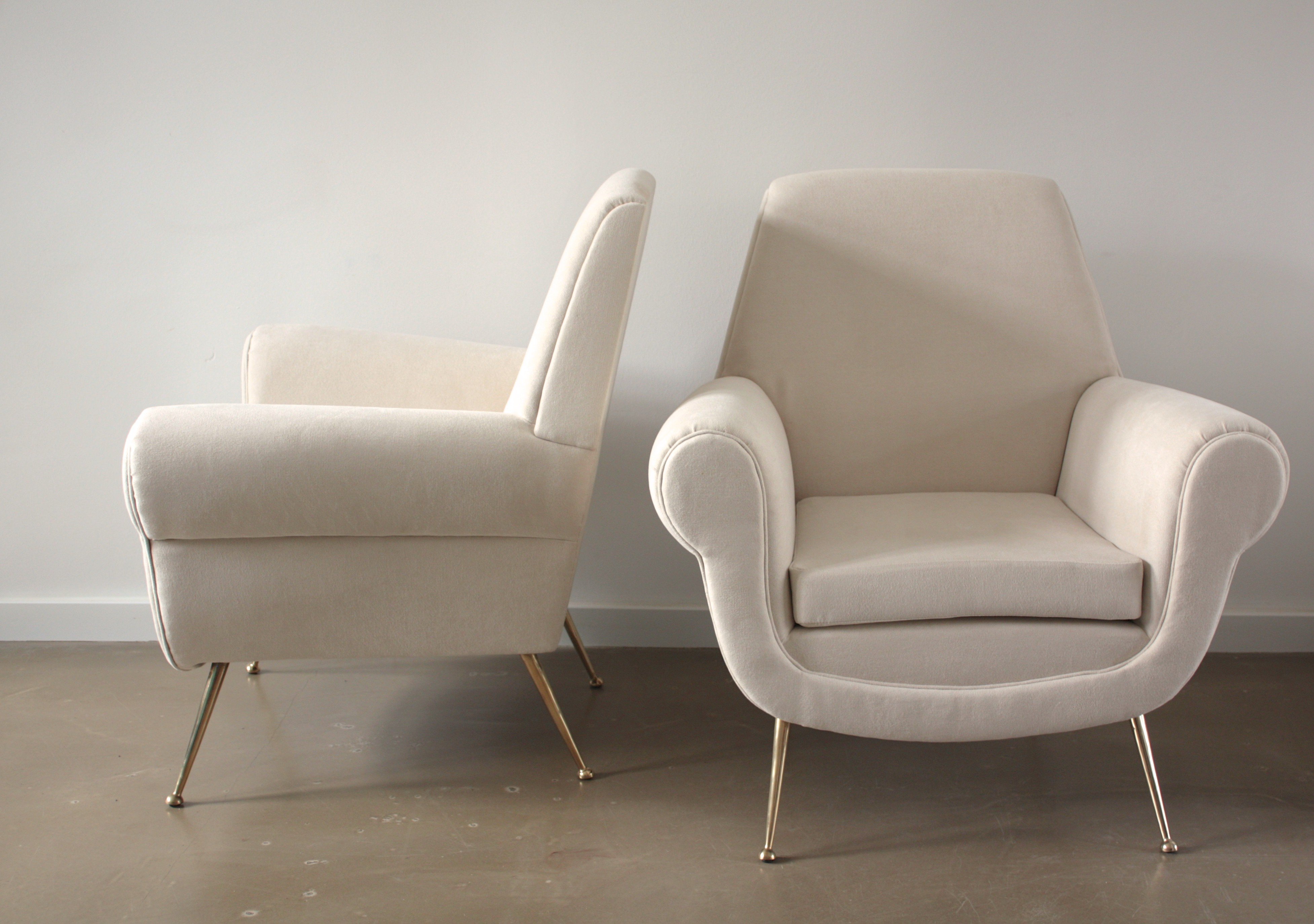 Minotti pair of Italian white lounge chairs, Gigi RADICE