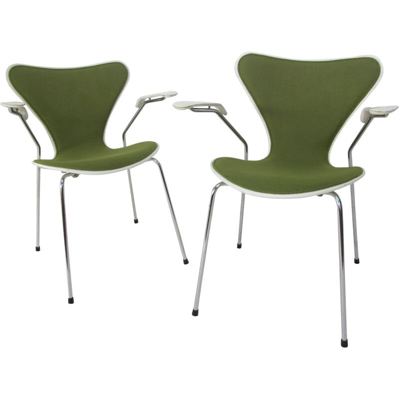 Set of 2 vintage model 3207 chairs for Fritz Hansen in green steel 1980s
